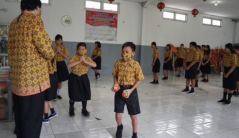 Sekolah di Semarang Jaga Tradisi Imlek dengan Bagi-Bagi Kue Keranjang - Bagian 1