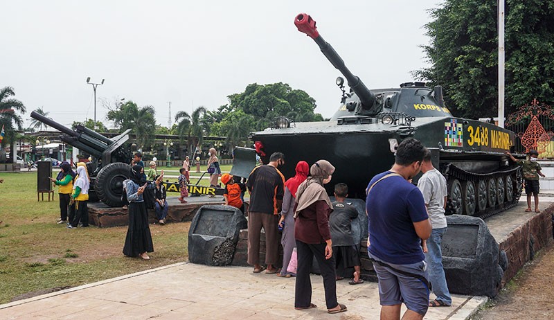 Tank dan Meriam Hibah Korps Marinir Jadi Target Swafoto Warga - Bagian 2