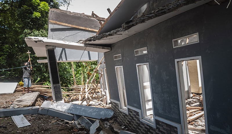 Rumah Rusak akibat Pergerakan Tanah di Desa Cilangkap Lebak - Bagian 2