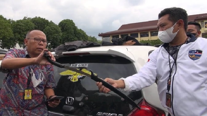 Geledah Mobil Ormas , Polda Jabar Temukan Senjata Tajam, Ini Penampakannya