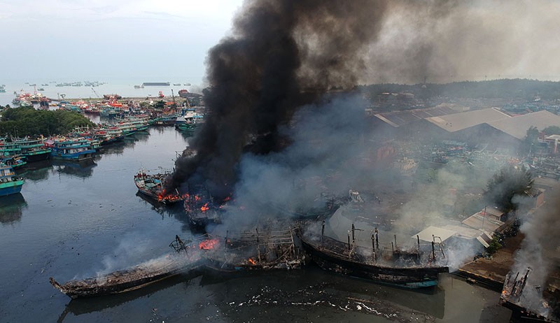 Penampakan dari Udara 13 Kapal Nelayan Ludes Terbakar di Pelabuhan Tegal - Bagian 1