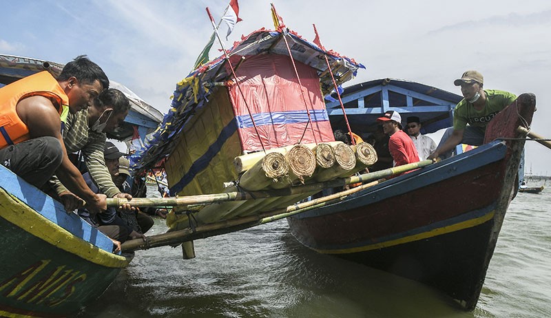 50 Kapal Nelayan Bekasi Ikuti Ritual Sedekah Laut  - Bagian 2