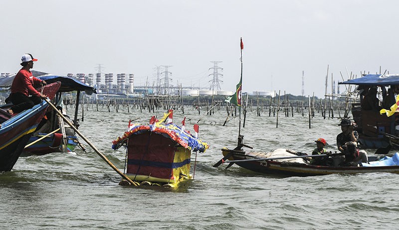 50 Kapal Nelayan Bekasi Ikuti Ritual Sedekah Laut  - Bagian 1