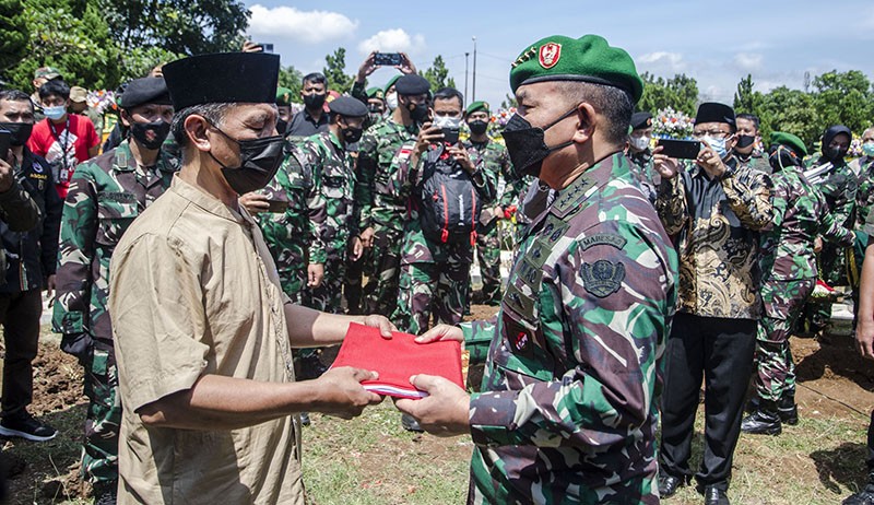 Suasana Pemakaman Prajurit TNI Gugur Ditembak Teroris KKB Papua - Bagian 3