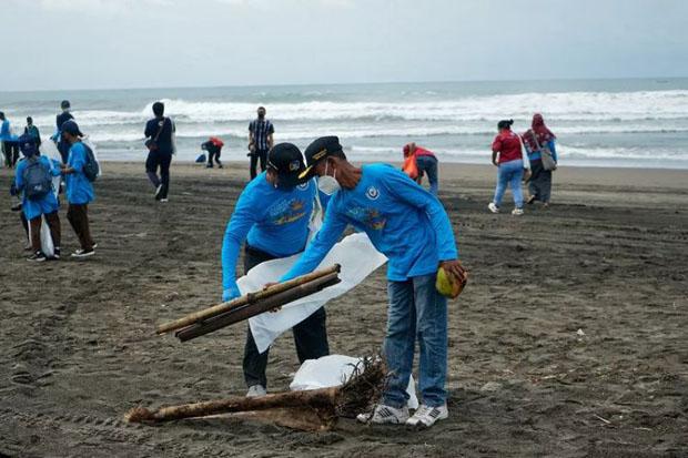  Bupati Bantul Wanti-Wanti Pentingnya Jaga Kebersihan Pantai 