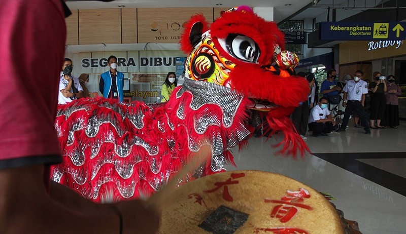 Atraksi Barongsai Hibur Penumpang Kereta Api Stasiun Gubeng - Bagian 2
