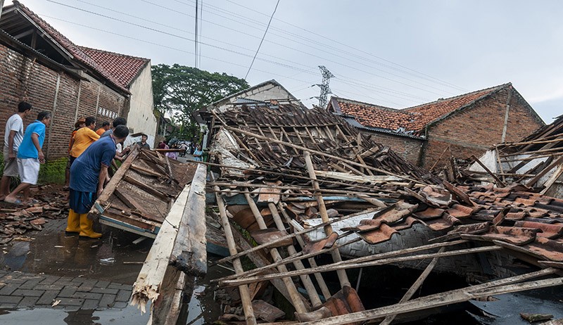 Rumah-Rumah Roboh Diterjang Hujan Lebat dan Angin Kencang di Rangkasbitung - Bagian 1
