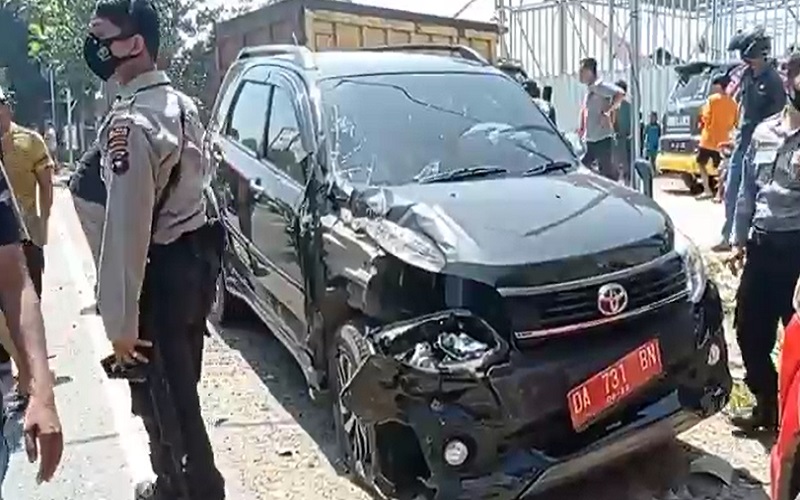 Mobil Camat Mataraman Kecelakaan Hantam Truk, Diduga Pecah Ban