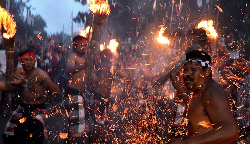 Tradisi Perang Api Memperkuat Persaudaraan Warga Bali - Bagian 1