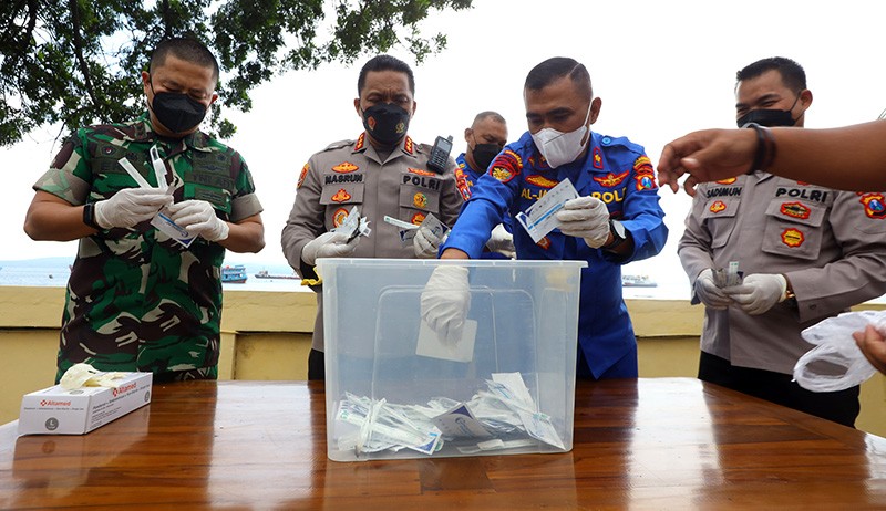Sampah Medis Berserakan di Pantai Meneng Banyuwangi - Bagian 2