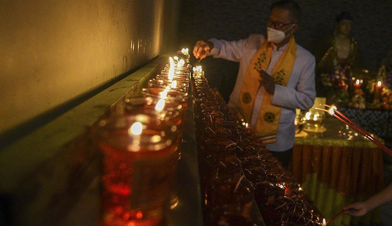 Ritual Menyalakan Api Lilin Malam Imlek di Palembang Berlangsung Khidmat - Bagian 3