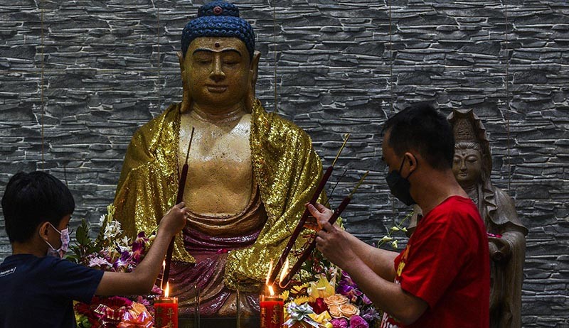 Ritual Menyalakan Api Lilin Malam Imlek di Palembang Berlangsung Khidmat - Bagian 2