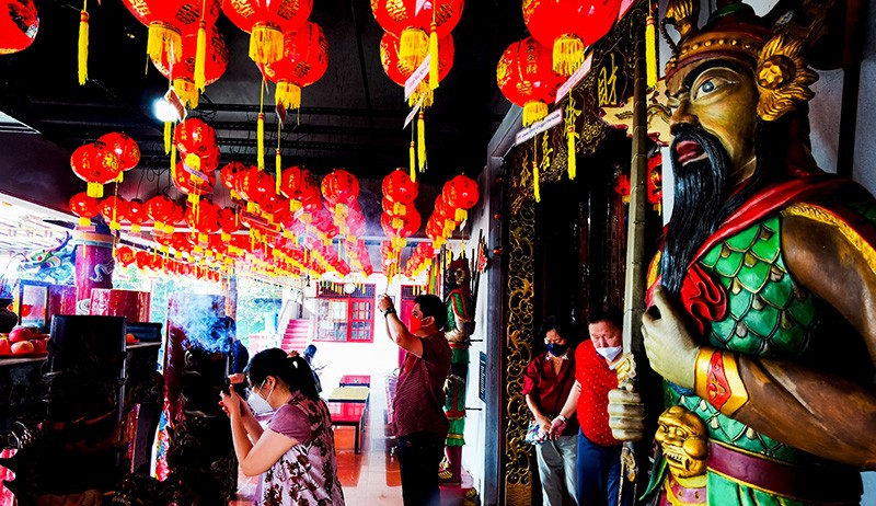 Suasana Sembahyang Tahun Baru Imlek dengan Prokes Ketat - Bagian 2