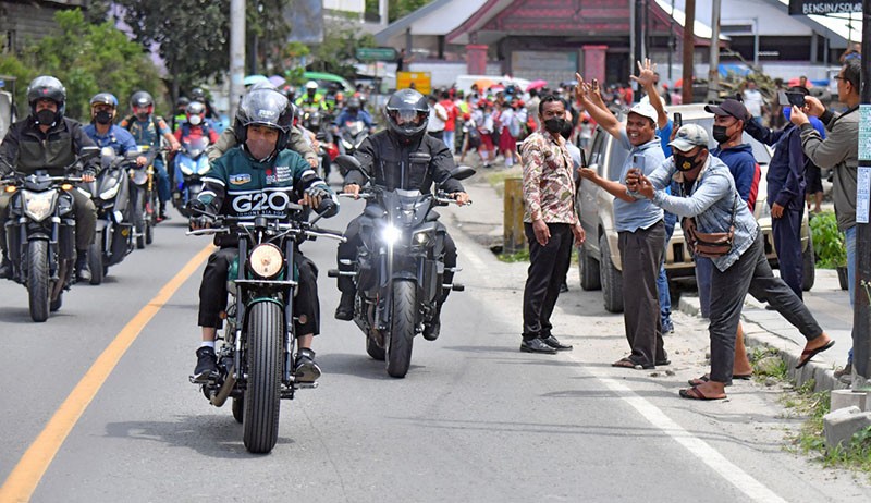 Gaya Jokowi Naik Motor ke Parapat, Disambut Antusias Warga di Pinggir Jalan - Bagian 2
