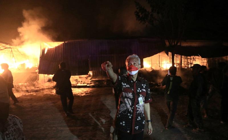 Relokasi Pasar Johar Terbakar, Ganjar Teriaki Warga agar Minggir Beri Jalan Pemadam