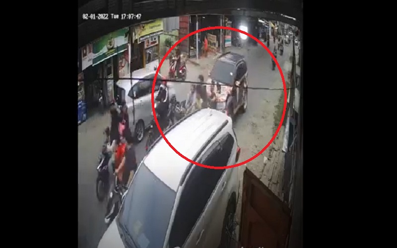 Emak-Emak Seruduk Pengendara Motor hingga Tewas, Saksi: Kurang Pandai Bawa Mobil