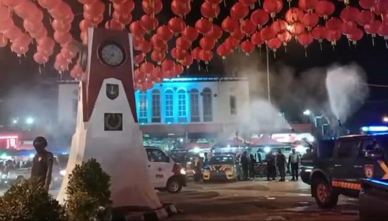 Cegah Covid-19, Polisi Bubarkan Kerumunan Pengunjung di Kawasan Pasar Gede Solo