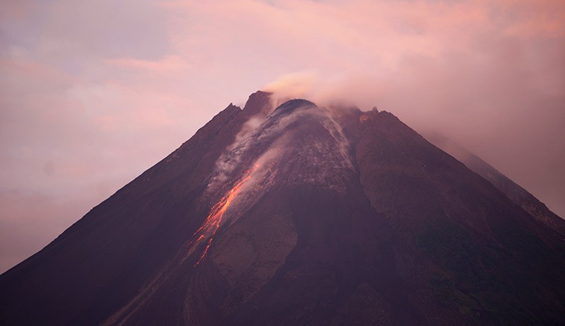 Radius Daerah Bahaya Gunung Merapi Menjadi 7 Kilometer - Bagian 2