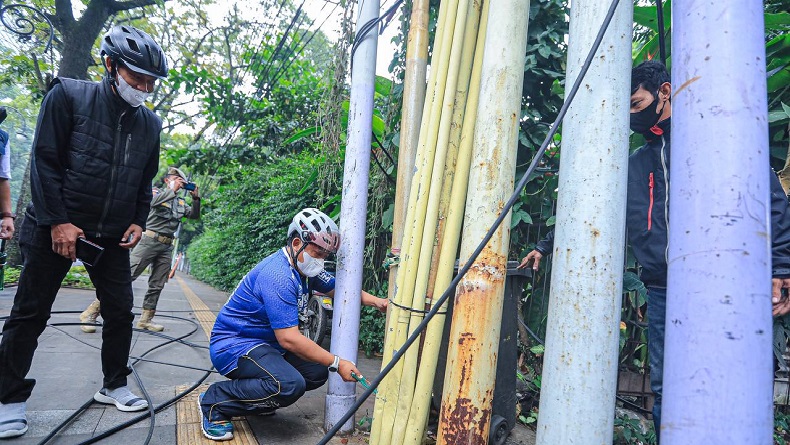 Kabel Udara Semrawut di Jalan Dago Bandung Mulai Ditertibkan