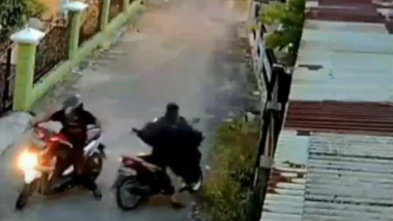 Aksi Begal Payudara Terekam CCTV, Korban Bidan Naik Motor Seorang Diri