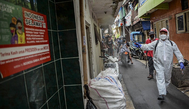 Permukiman Padat Penduduk Jakarta Disemprot Cairan Disinfektan - Bagian 3
