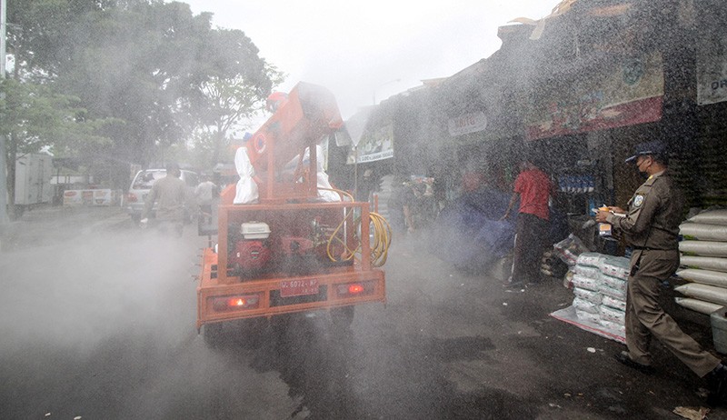 Cegah Penyebaran Covid-19, Pasar Larangan Sidoarjo Disemprot Disinfektan - Bagian 1