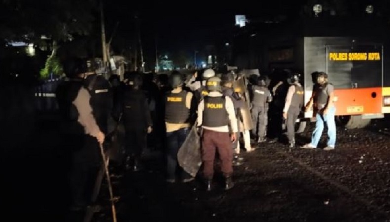 Bubarkan Massa Rusuh di Sorong, Polisi Lepaskan Tembakan Peringatan dan Gas Air Mata 
