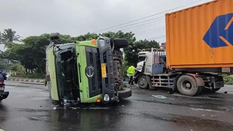 Brakk, 2 Truk Kontainer Tabrakan di Boyolali Hingga Terguling 