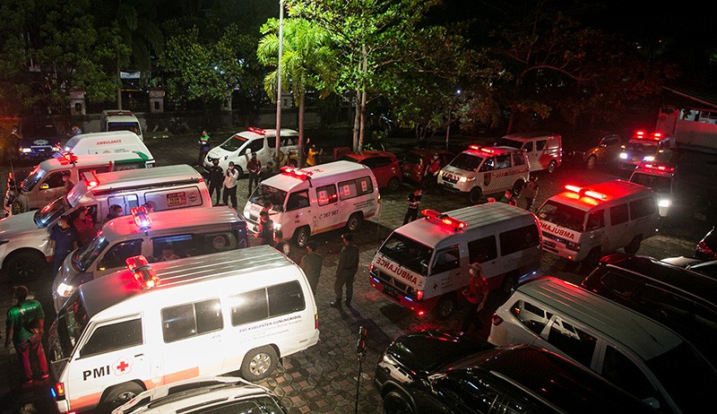 Rombongan Ambulans Pulangkan 13 Jenazah Korban Kecelakaan Bus di Bantul - Bagian 1