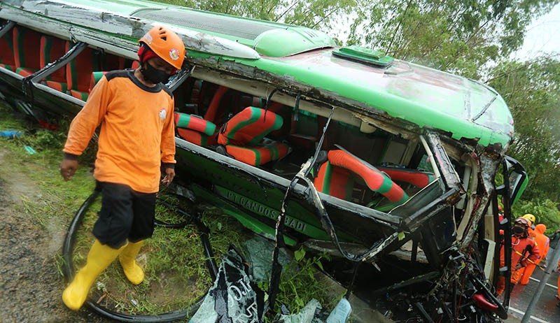 Foto-Foto Kecelakaan Bus di Bantul, 13 Orang Meninggal - Bagian 2