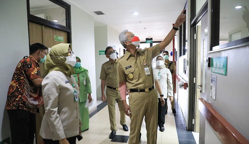Momen Ganjar Pranowo Tetap Bekerja meski Tangan Patah Berbalut Perban - Bagian 2