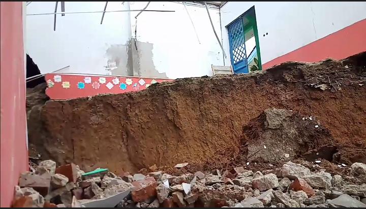 Diterjang Longsor, Sekolah Madrasah di Lebak Amblas
