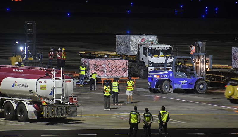 Penampakan Kotak Berisi Motor MotoGP Tiba di Bandara Internasional Lombok - Bagian 2