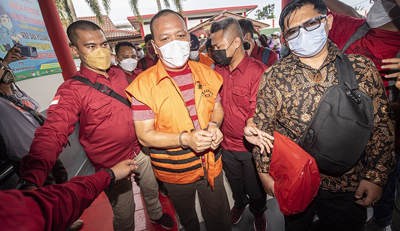 Pakai Rompi Tahanan KPK, 10 Anggota DPRD Muara Enim Dibawa ke Lapas Pakjo Palembang - Bagian 2
