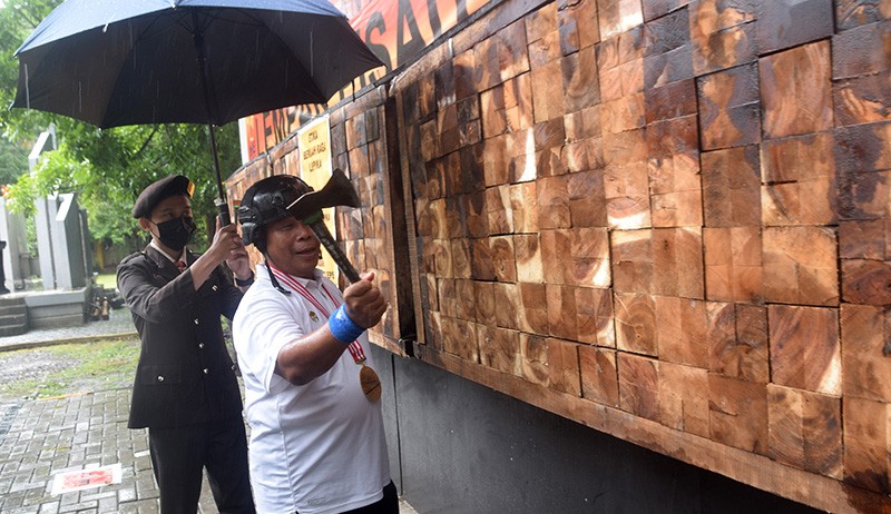 Unnes Cetak Rekor Olahraga Lempar Pisau Kapak Setiap Hari Selama Setahun - Bagian 1