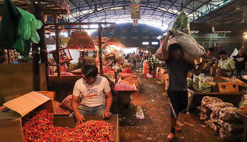 Kasus Covid-19 Melonjak, Stok Bahan Pokok di Pasar Induk Kramat Jati Aman - Bagian 1