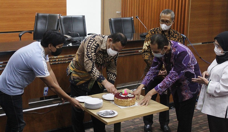 Peringati HPN 2022, Pimpinan KPK Potong Kue bersama Wartawan - Bagian 2