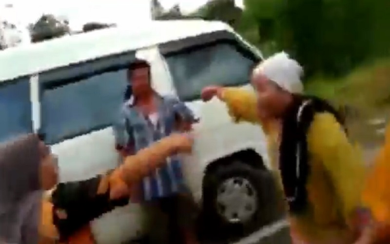 Video Viral Suami Digerebek Istri dengan Perempuan Lain di Angkot