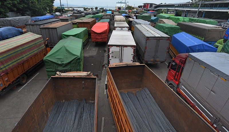 Cuaca Buruk, Truk Antre Panjang Menunggu Menyeberang di Pelabuhan Merak - Bagian 5