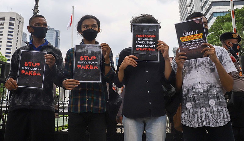Aksi Tolak Penggusuran Paksa di Depan Balai Kota DKI Jakarta - Bagian 1
