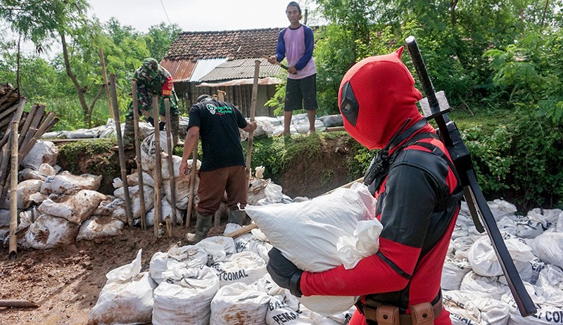 Superhero bersama TNI-Polri Turun Tangan Antisipasi Banjir di Pekalongan - Bagian 1