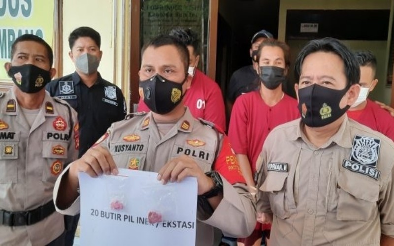 Panik Ketemu Razia, 4 Pria Palembang Tepergok Buang Plastik Berisi Ekstasi