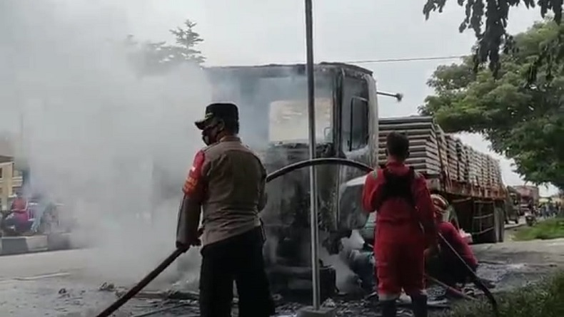 Truk Pengangkut Beton Terbakar di Pantura Indramayu, Lalu Lintas Macet