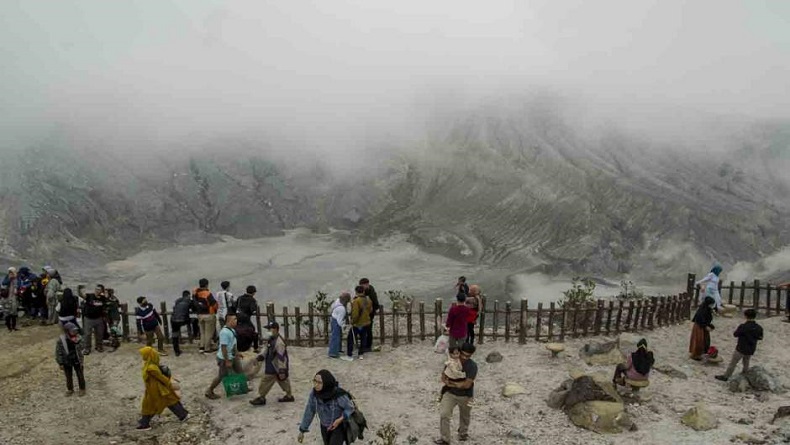 Gunung Tangkuban Parahu Semburkan Asap Solfatara dari Kawah Baru