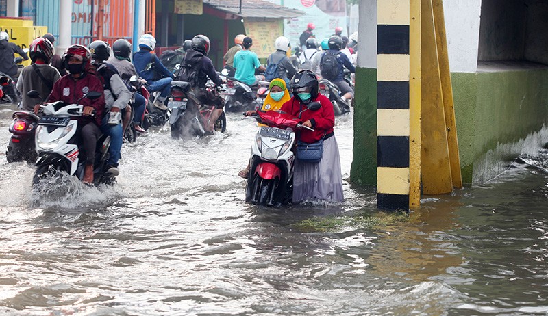 Motor-Motor Mogok Terjebak Banjir di Jalan Raya Gempol Pasuruan - Bagian 1