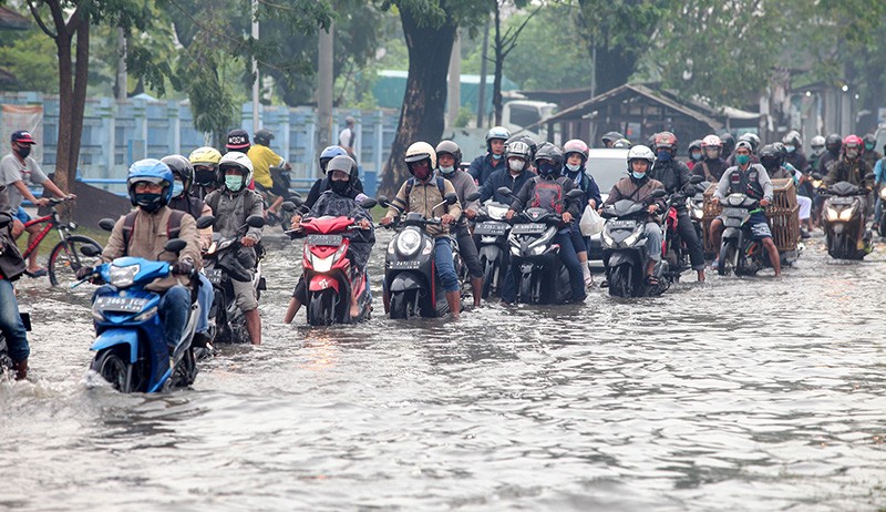 Motor-Motor Mogok Terjebak Banjir di Jalan Raya Gempol Pasuruan - Bagian 2