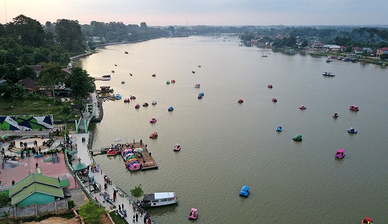Naik Perahu di Danau Sipin, Ikon Baru Wisata Air Kota Jambi - Bagian 1