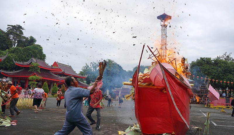 Upacara Tolak Bala dengan Bakar Replika Kapal Kertas di Semarang - Bagian 2