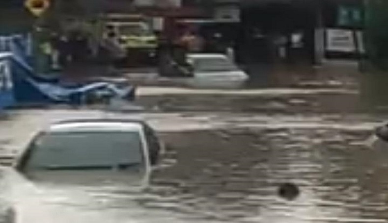 Banjir Setinggi 2 Meter Rendam Jalan Cipageran Cimahi, 3 Mobil Nyaris Hanyut