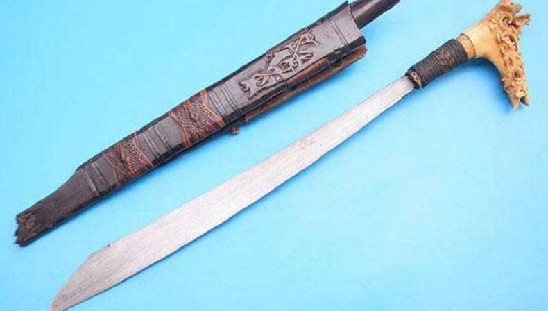 Senjata Tradisional Mandau Bisa Terbang Milik Suku Dayak
